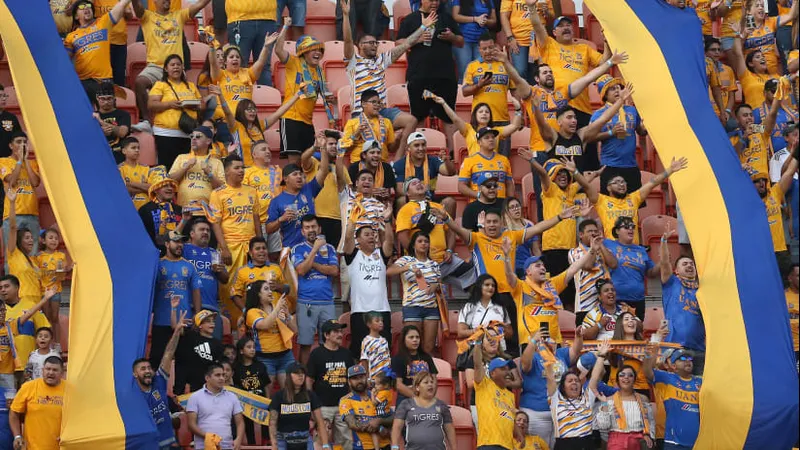 Cầu thủ Tigres UANL vượt qua hậu vệ đối phương để tiến gần khung thành Cầu thủ Tigres UANL vượt qua hậu vệ đối phương để tiến gần khung thành