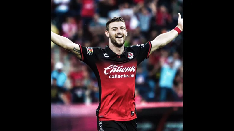 Cầu thủ Club Tijuana và Tigres UANL tranh chấp bóng trên sân Cầu thủ Club Tijuana và Tigres UANL tranh chấp bóng trên sân