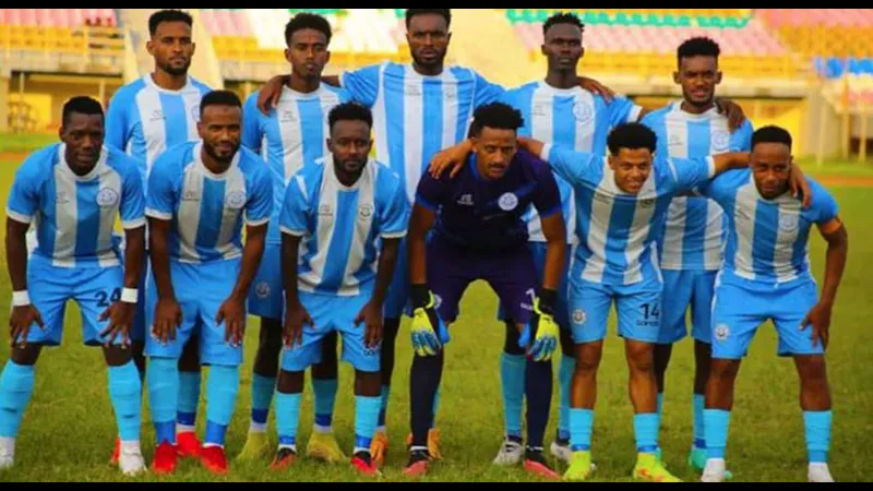 Cầu thủ Dire Dawa và Arba Menche đang tranh chấp quả bóng Cầu thủ Dire Dawa và Arba Menche đang tranh chấp quả bóng