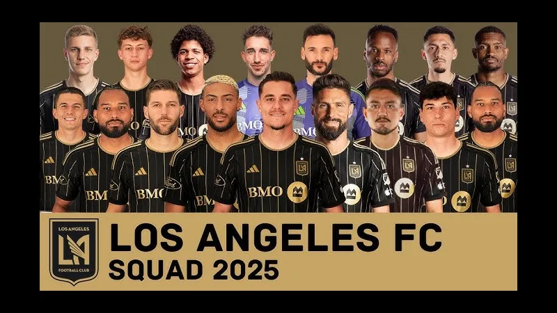 Cầu thủ LA Galaxy và Los Angeles tạt bóng vào vòng cấm đối phương Cầu thủ LA Galaxy và Los Angeles tạt bóng vào vòng cấm đối phương