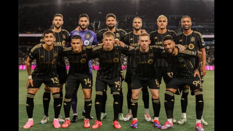 Cầu thủ LA Galaxy đang lao vào phòng ngự trước Los Angeles Cầu thủ LA Galaxy đang lao vào phòng ngự trước Los Angeles