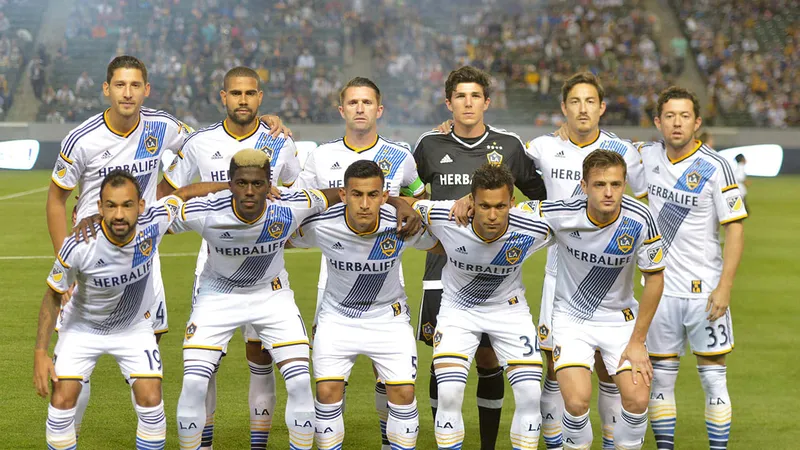 Cầu thủ LA Galaxy và Los Angeles trong tình huống tranh chấp trên sân Cầu thủ LA Galaxy và Los Angeles trong tình huống tranh chấp trên sân