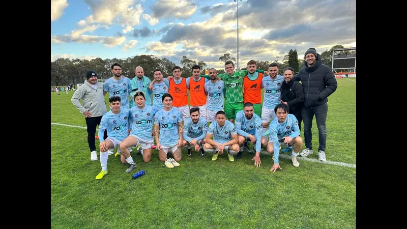 Cầu thủ Melbourne Knights và Brunswick City đang tranh chấp quả bóng trên sân cỏ Cầu thủ Melbourne Knights và Brunswick City đang tranh chấp quả bóng trên sân cỏ
