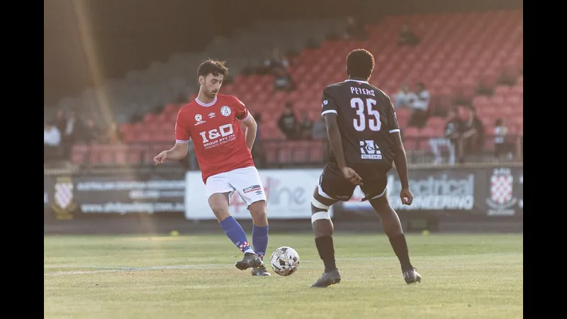 Cầu thủ Melbourne Knights và Brunswick City tranh chấp bóng trên sân cỏ Cầu thủ Melbourne Knights và Brunswick City tranh chấp bóng trên sân cỏ