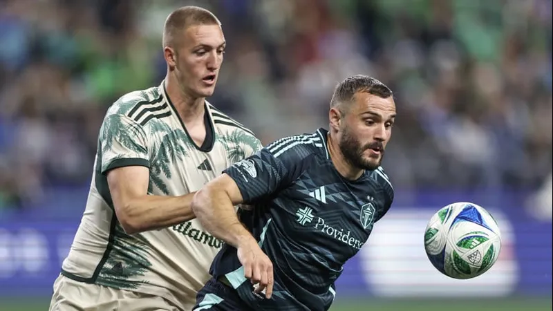 Cầu thủ Seattle Sounders và Portland Timbers tranh chấp bóng trên sân Cầu thủ Seattle Sounders và Portland Timbers tranh chấp bóng trên sân