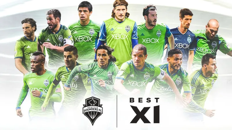 Cầu thủ Seattle Sounders và Porland Timbers tranh chấp bóng trên sân Cầu thủ Seattle Sounders và Porland Timbers tranh chấp bóng trên sân