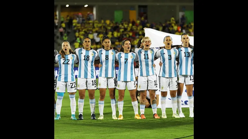 Cầu thủ Argentina với cú sút chính xác vào khung thành Tây Ban Nha Cầu thủ Argentina với cú sút chính xác vào khung thành Tây Ban Nha